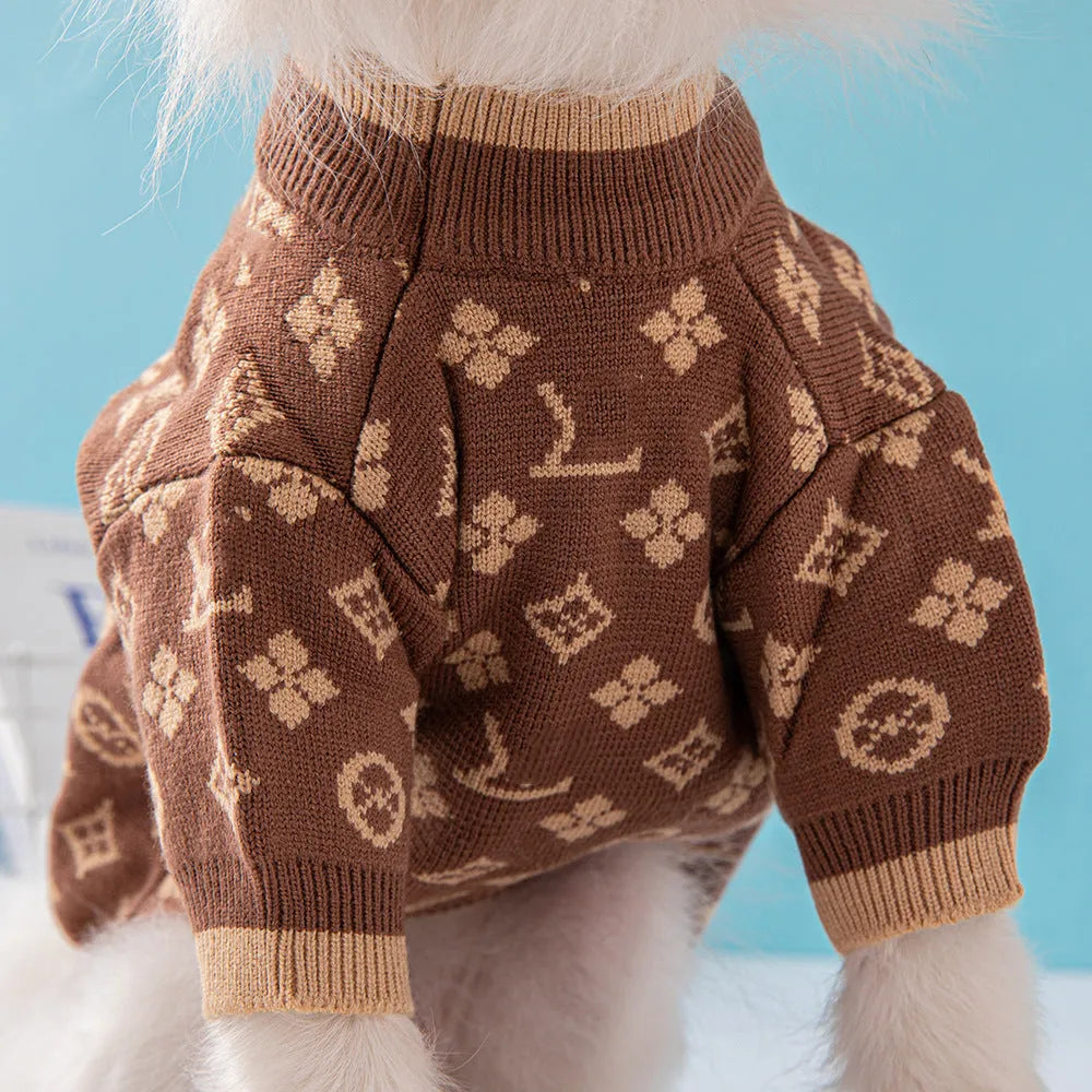 Thick wool dog sweater for autumn and winter in a two-tone colour on a medium-sized dog.