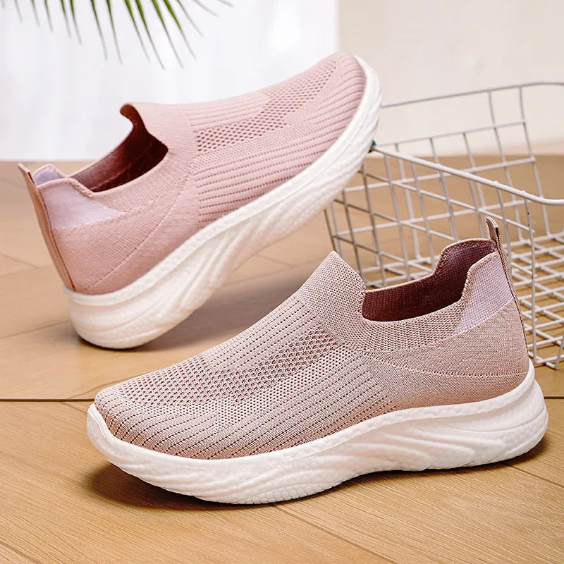 Women's casual running shoes in solid colour with Flyknit upper and round toe.