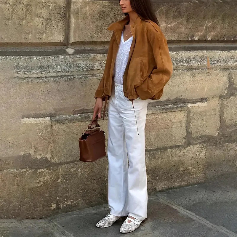 Man wearing a solid colour loose-fit retro jacket with long sleeves.