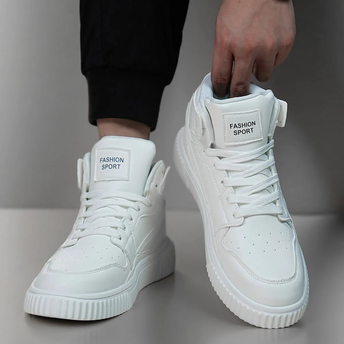 White men's casual round toe shoes with microfibre upper for autumn and winter.