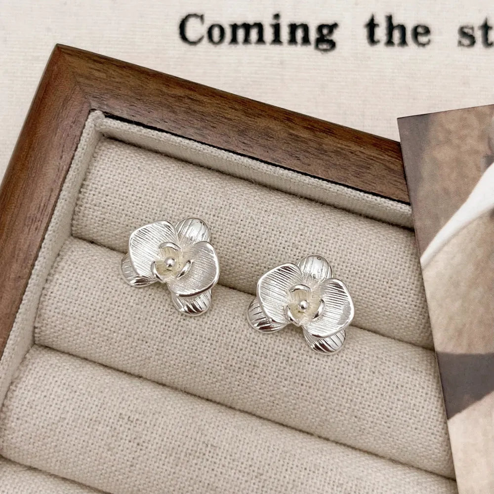Retro flower earrings for women in gold or silver with petal detailing