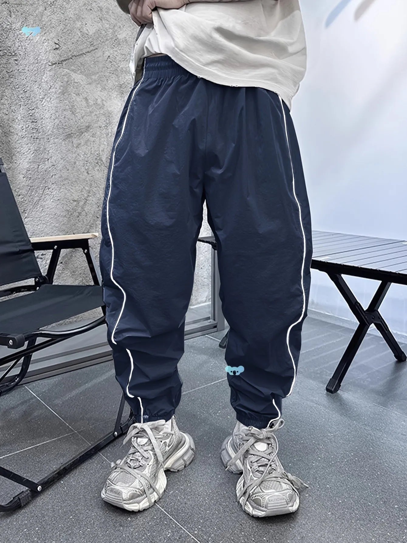 Men's loose blue bamboo fibre sports trousers with cropped leg and high elasticity fabric.