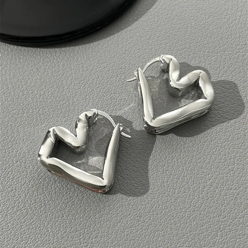 Heart-shaped ear clips in gold or silver, brass plated with 18k real gold, unisex retro design, one pair