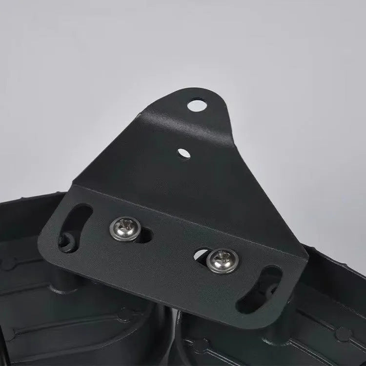 LED tree lamp with aluminium shell, five heads, IP65 rating, warm light, on a garden lawn