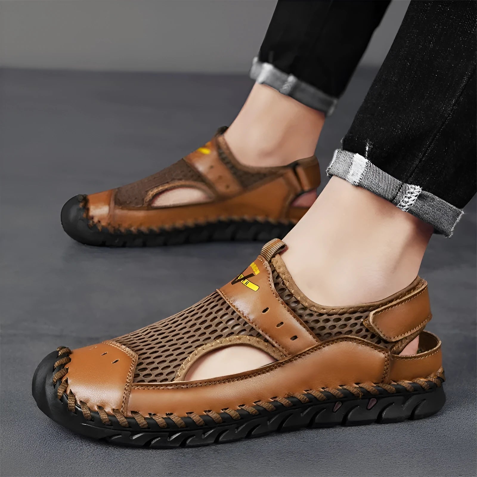 Men's brown leather low-top casual shoes with elastic band and round toe.