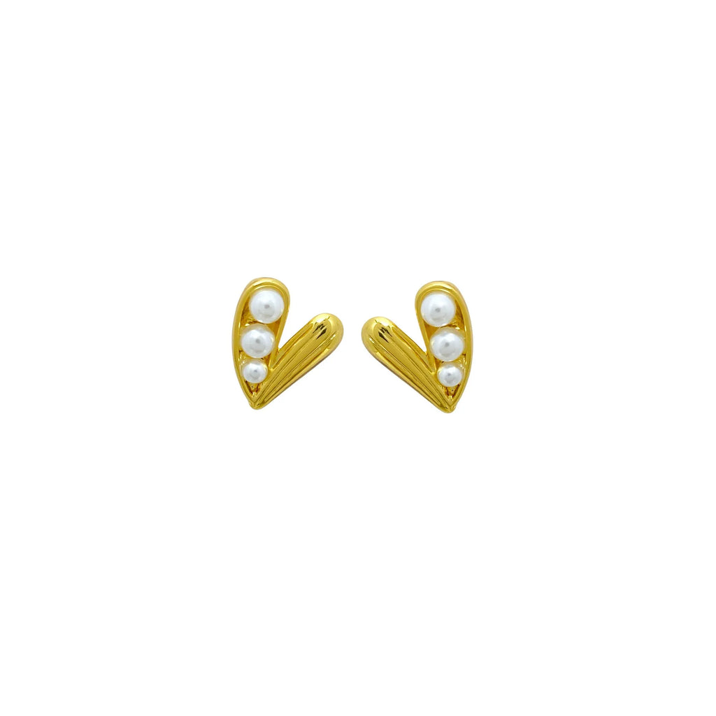 Heart-shaped pearl earrings in copper with electroplated finish, shown as ear clips or ear studs for women.