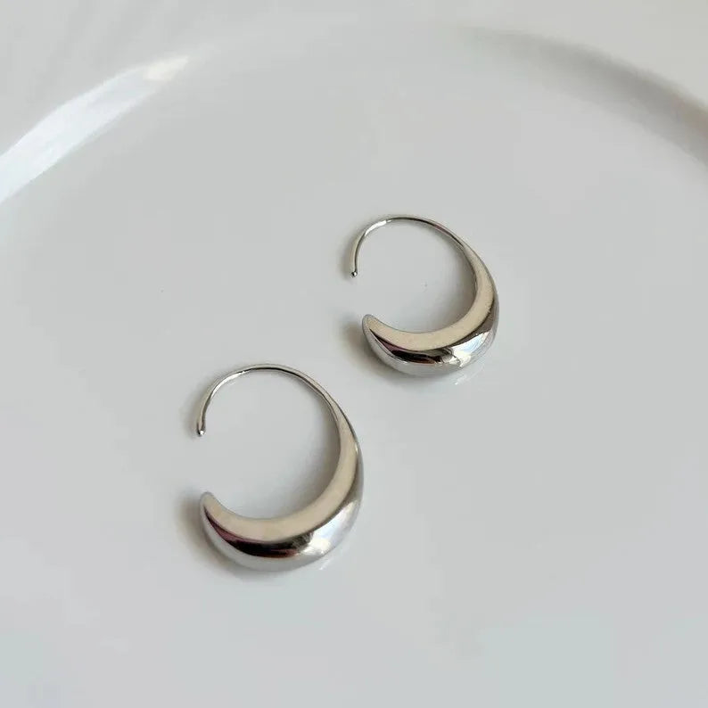 Retro style women's fashion earrings with snake design in gold or silver electroplated alloy