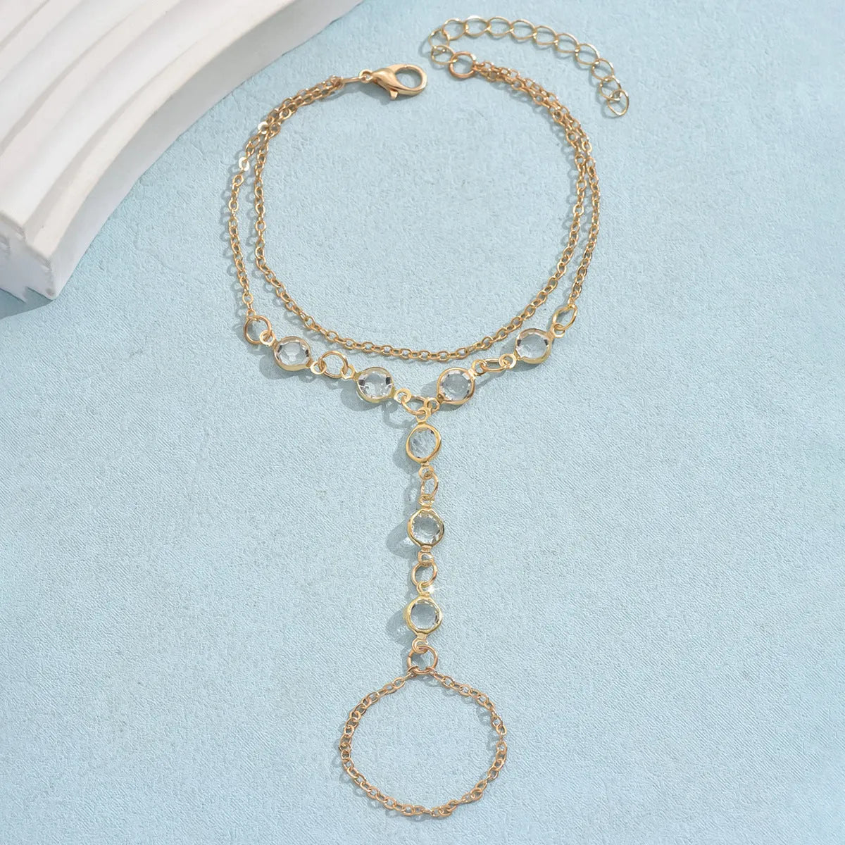 Minimalist copper plastic crystal mitten-type bracelet in gold finish, 20cm length