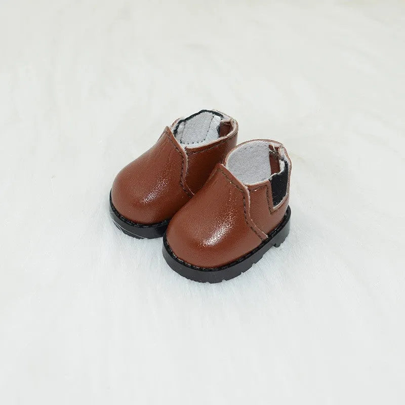 A pair of 17 cm high black doll shoes made from PU leather, shown as a keychain accessory.
