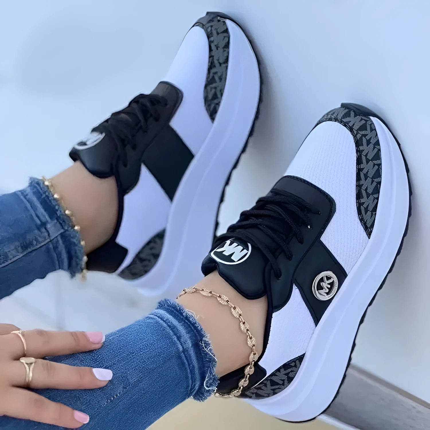Casual lace-up sports shoes in round-toe style with thick sole, available in multiple colours and sizes 36-43