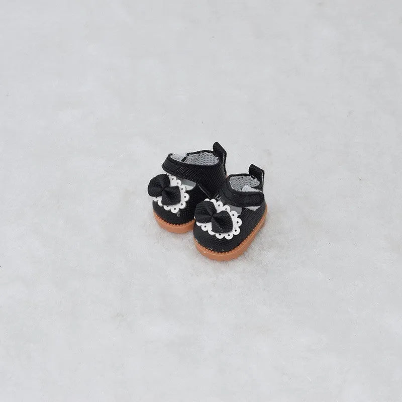A pair of 17 cm high black doll shoes made from PU leather, shown as a keychain accessory.