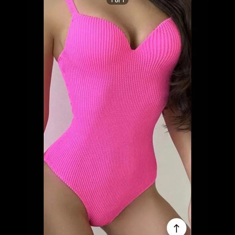 Women's one-piece swimsuit with sunk stripe pattern in polyester fabric for swimming