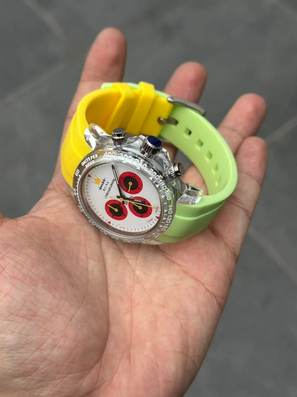 Quartz chronograph watch with steel strap, 36mm dial, waterproof luminous design, black or white