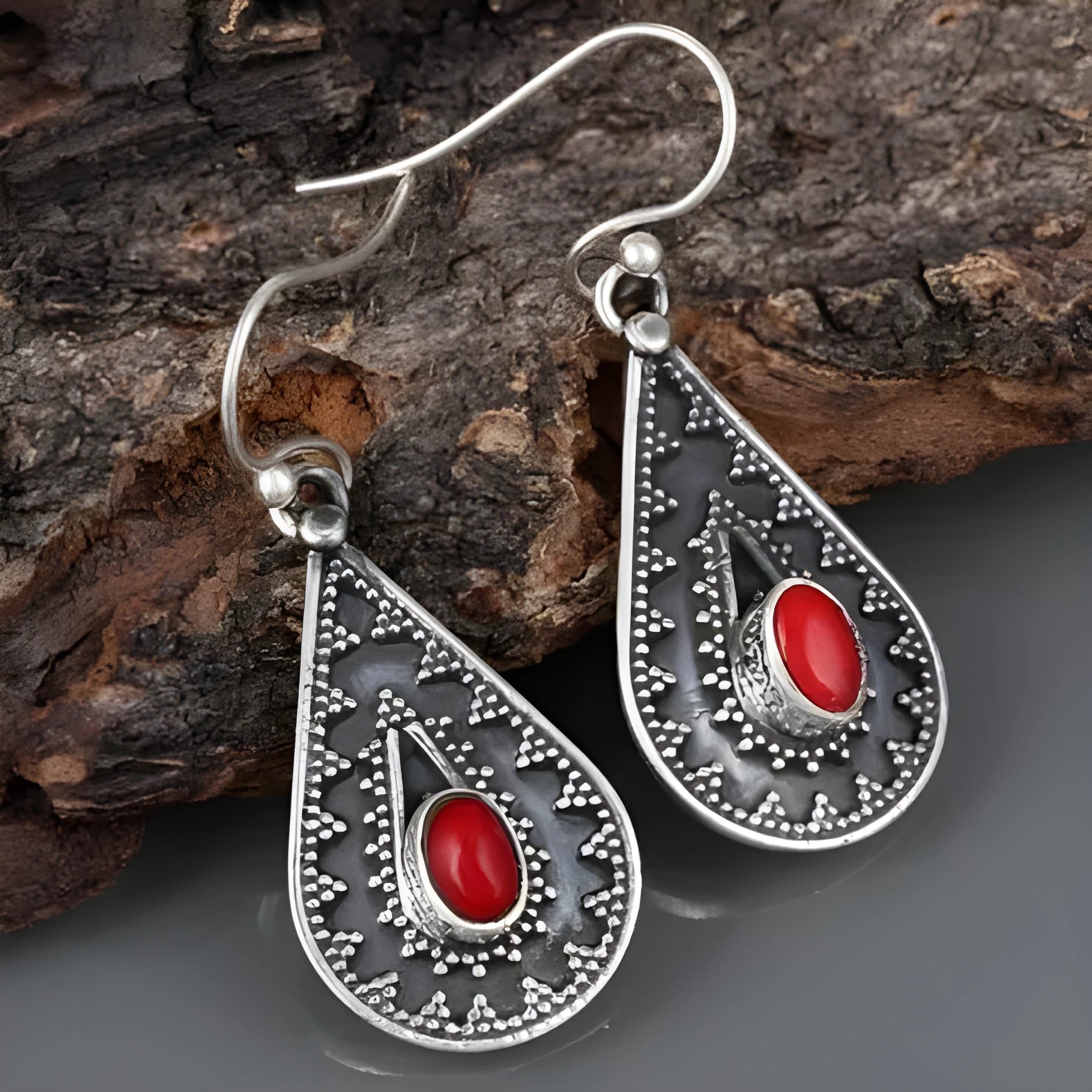 Silver-coloured water drop earrings with a red pine gemstone in a retro European style.