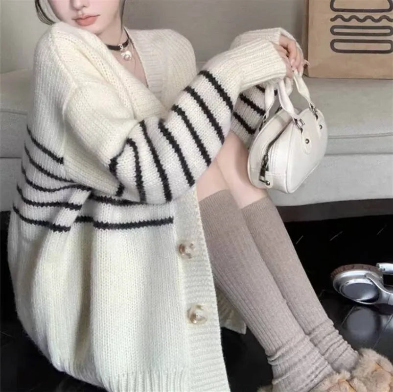 Polyester button cardigan with 3D pattern and collar in autumn casual style