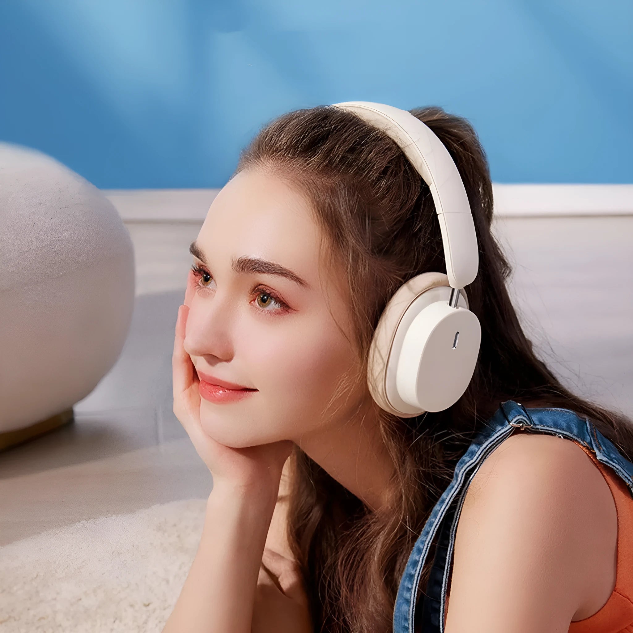 Head-mounted Bluetooth earphone in beige or grey with Type-C charging cable