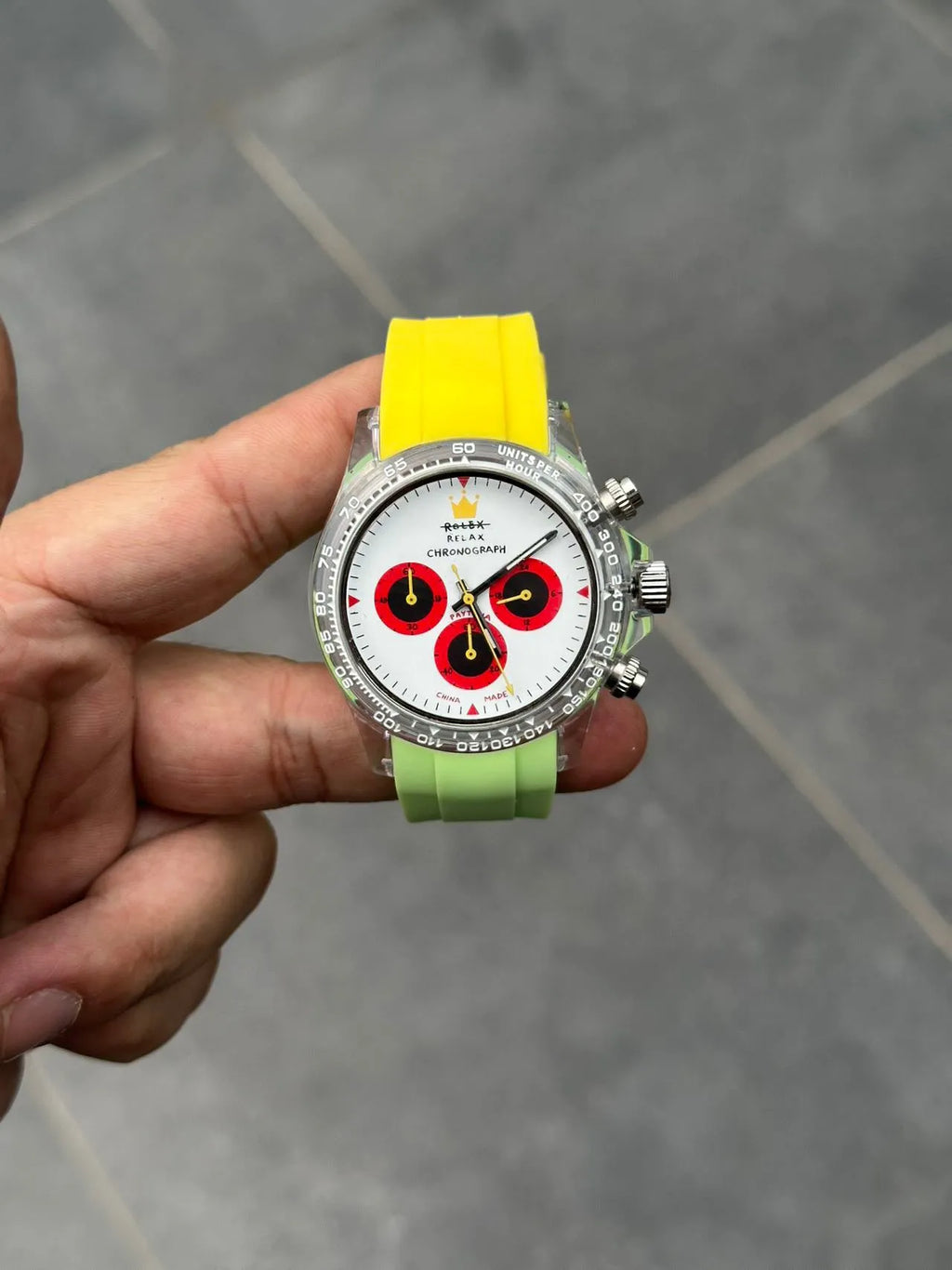 Quartz chronograph watch with steel strap, 36mm dial, waterproof luminous design, black or white