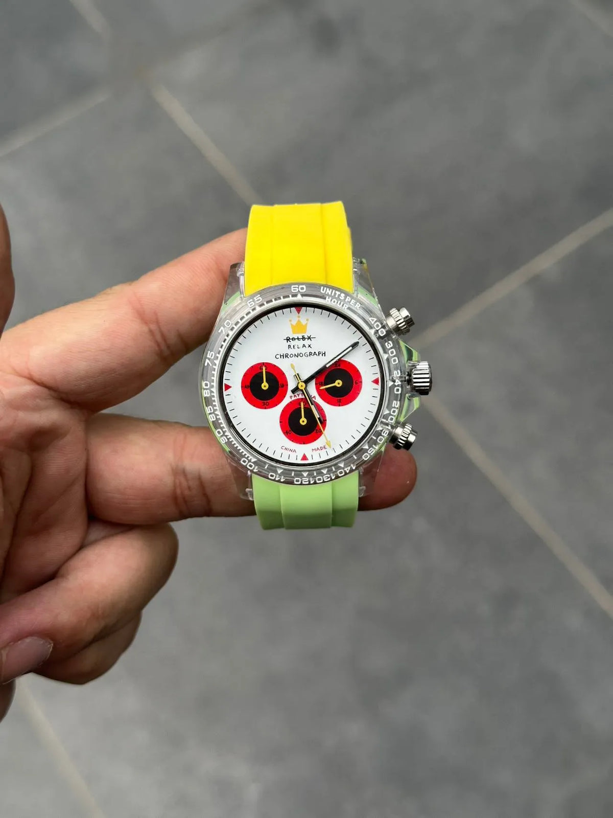 Quartz chronograph watch with steel strap, 36mm dial, waterproof luminous design, black or white