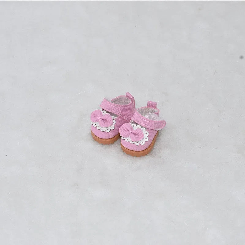 A pair of 17 cm high black doll shoes made from PU leather, shown as a keychain accessory.