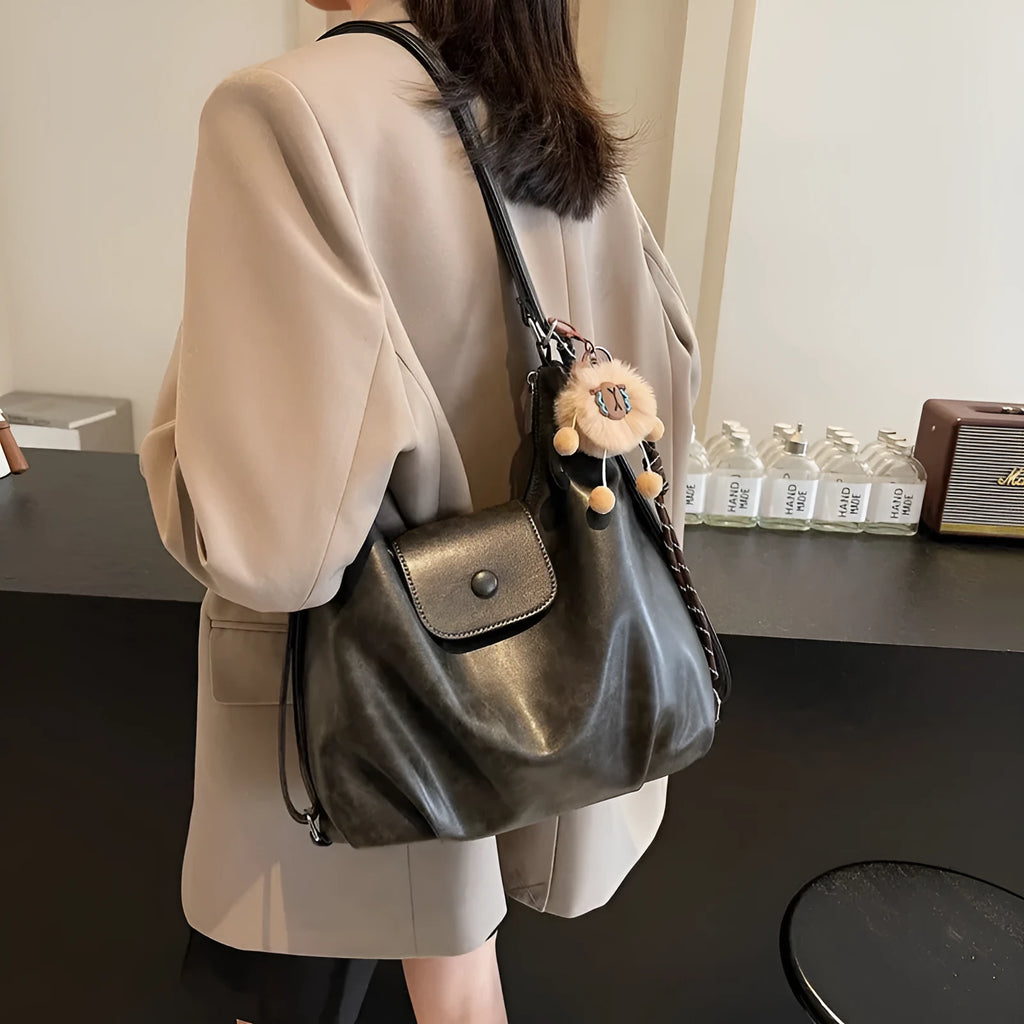 Women's leather shoulder bag in horizontal square shape with single strap