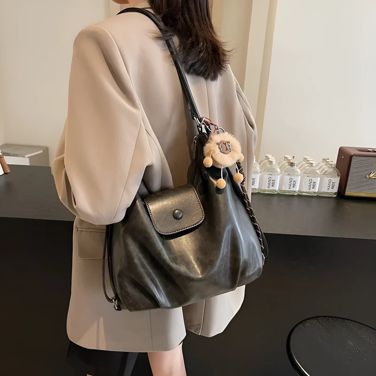 Women's leather shoulder bag in horizontal square shape with single strap