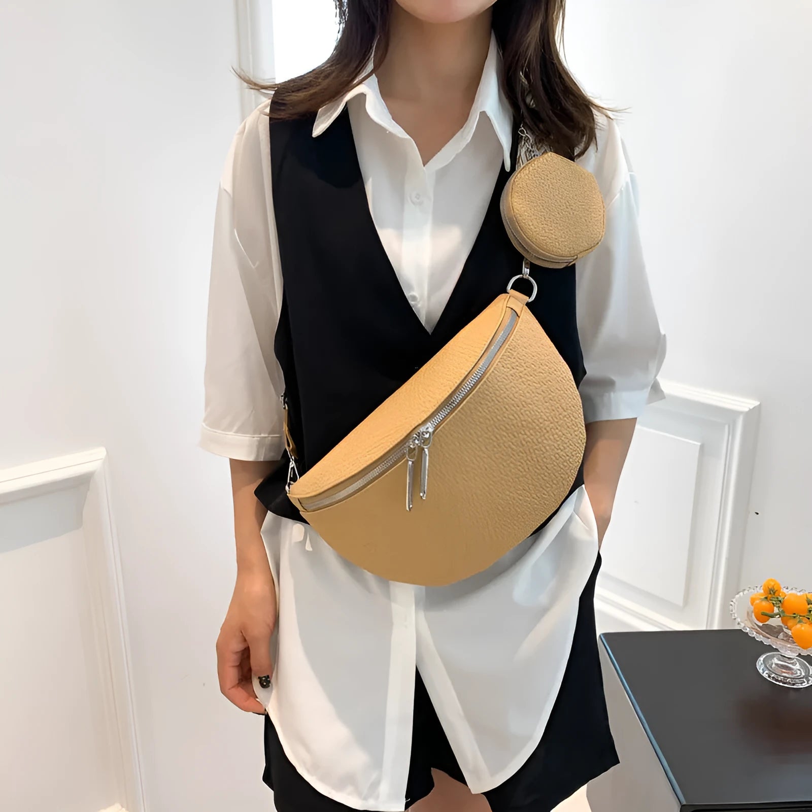 Solid colour women's crossbody bag with textured PU leather and clamshell design