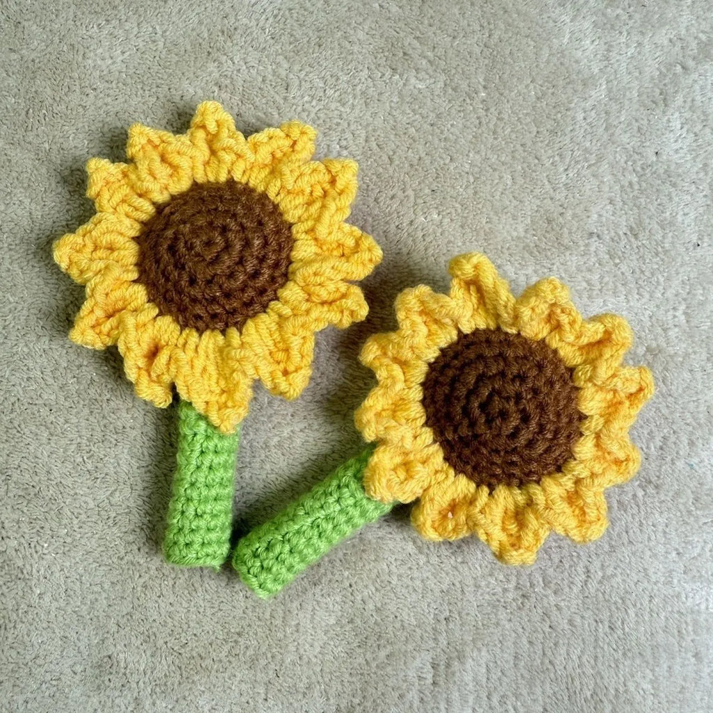 Hand-woven yellow and green sunflower pen cover for Teacher's Day gifts