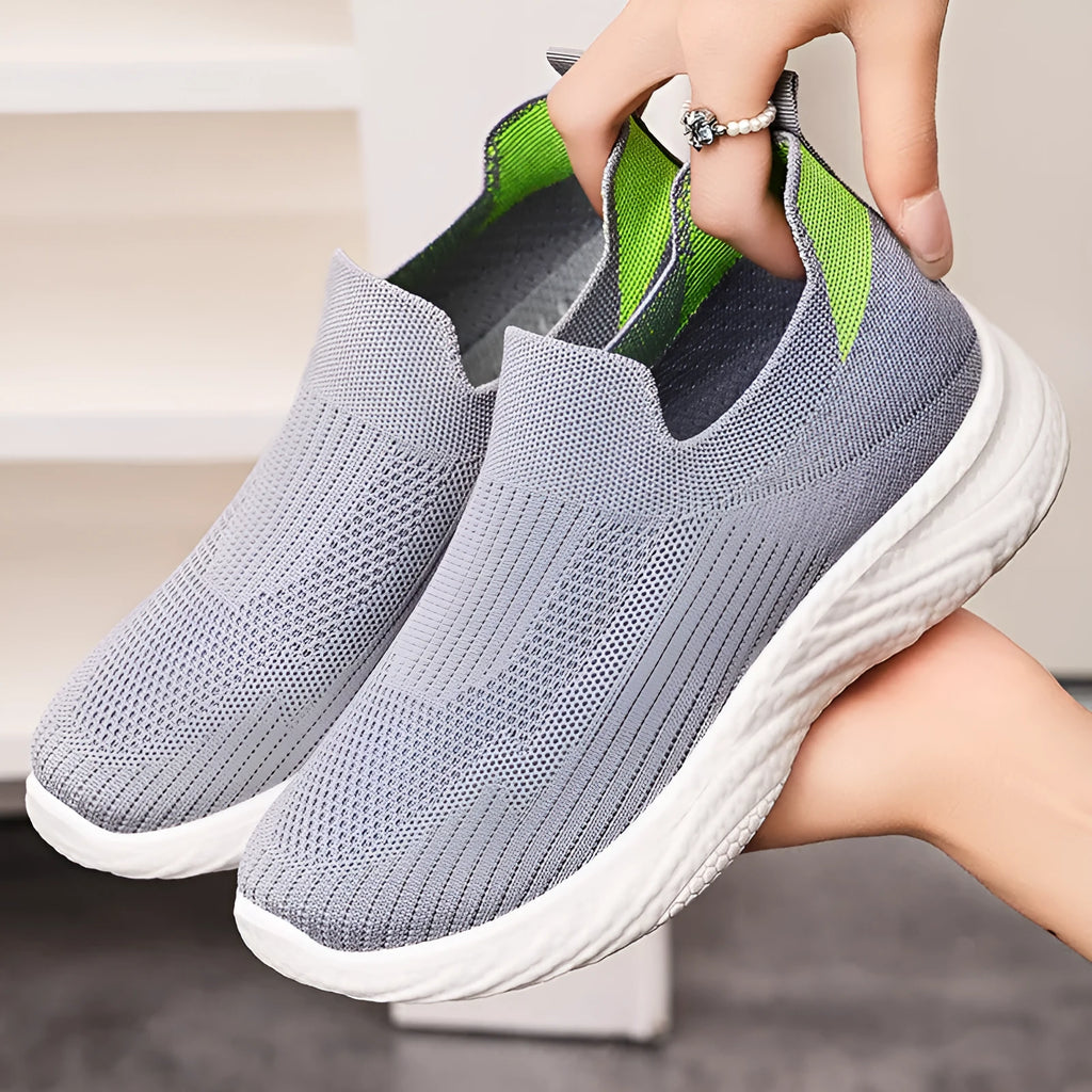 Women's casual running shoes in solid colour with Flyknit upper and round toe.