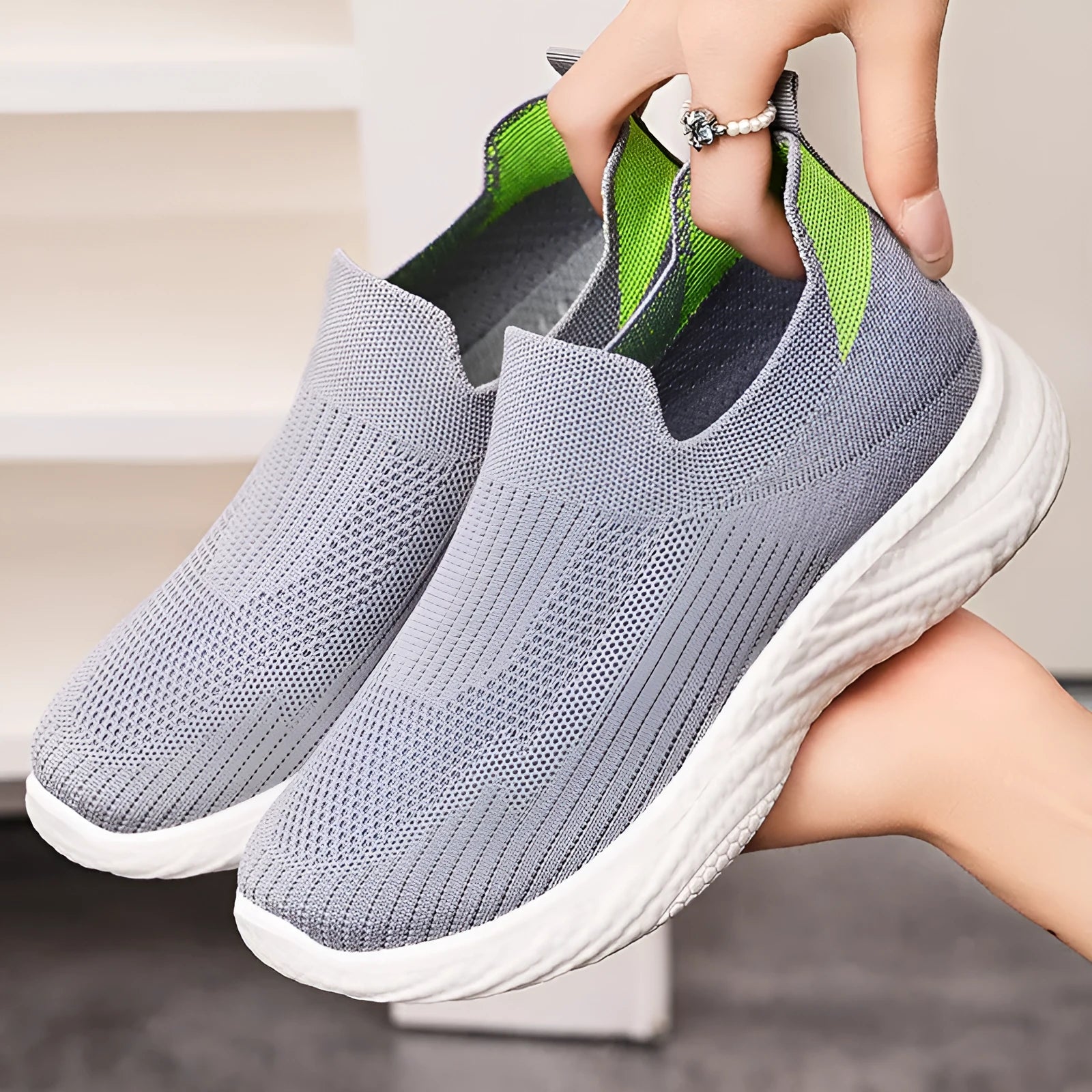 Women's casual running shoes in solid colour with Flyknit upper and round toe.
