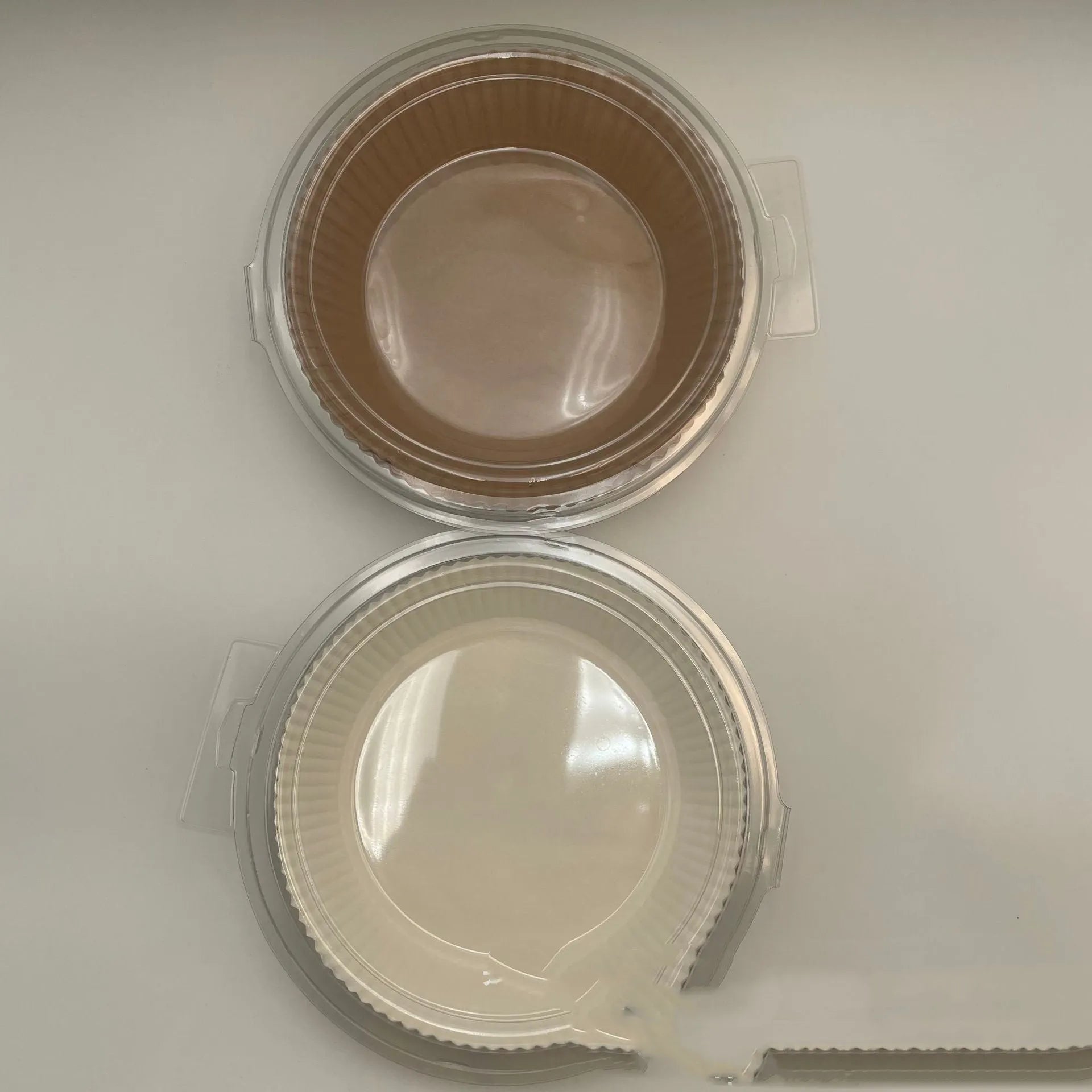 Round white disposable parchment paper liner for air fryer with a 4.5cm edge.