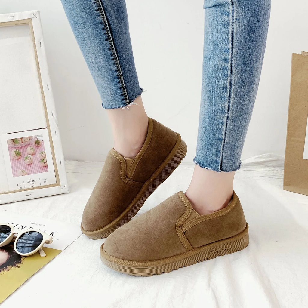Women's fleece-lined flat snow boots in multiple colours with artificial wool lining and rubber soles