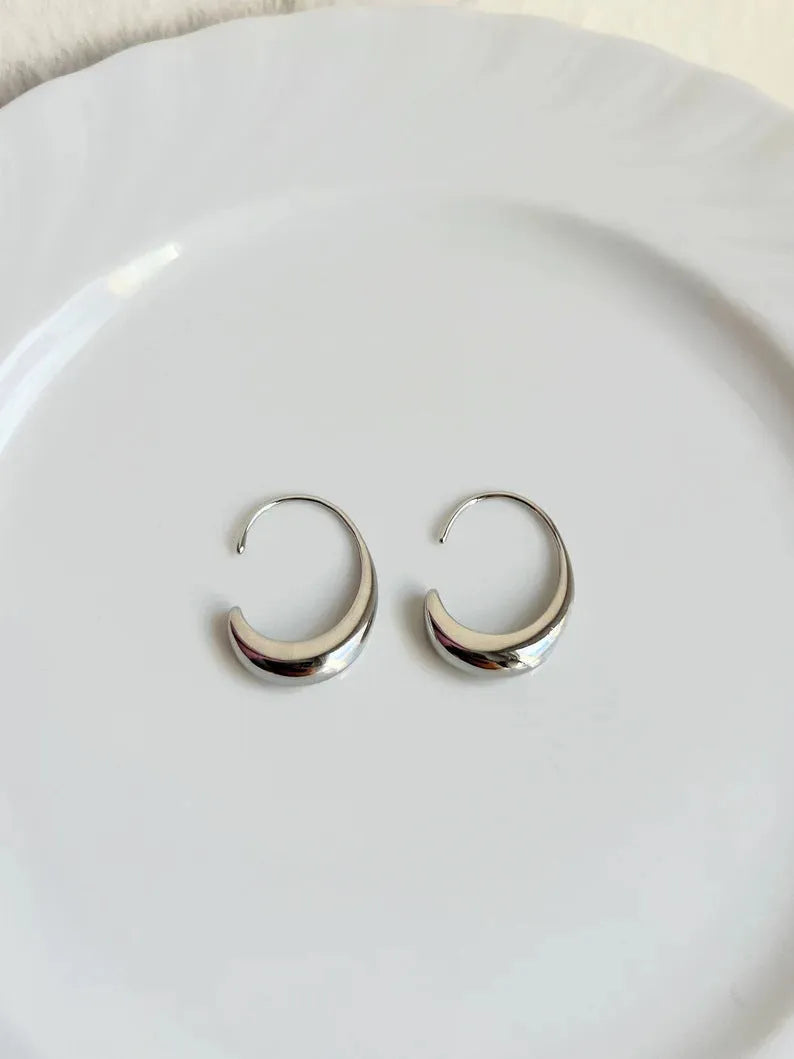 Retro style women's fashion earrings with snake design in gold or silver electroplated alloy