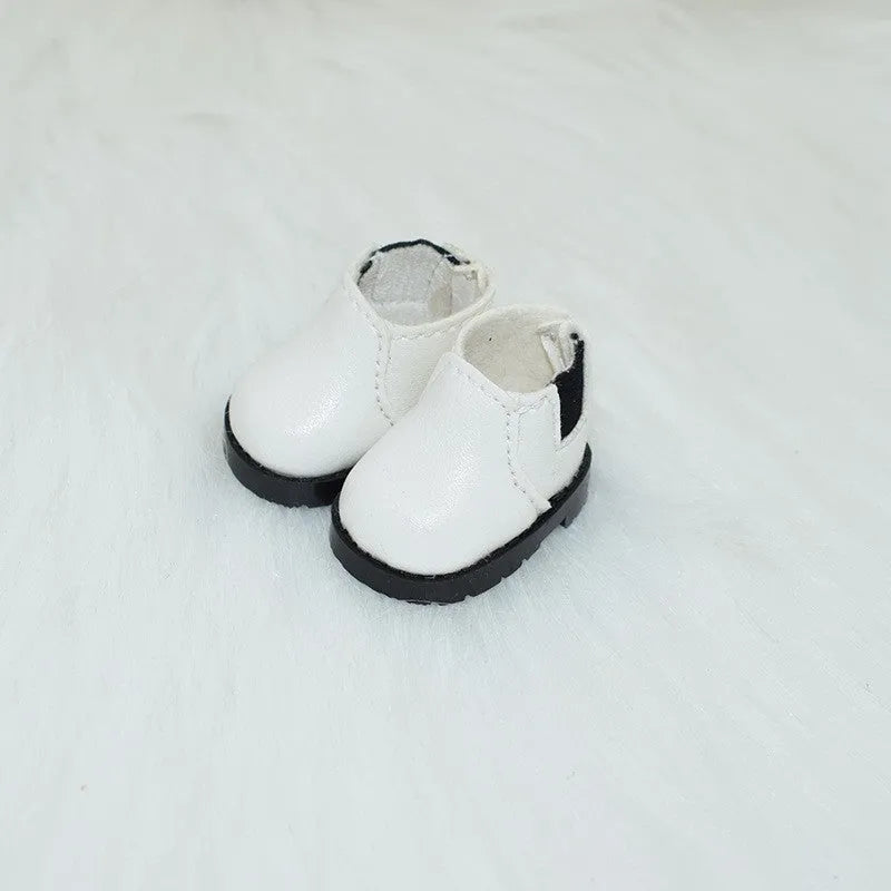 A pair of 17 cm high black doll shoes made from PU leather, shown as a keychain accessory.