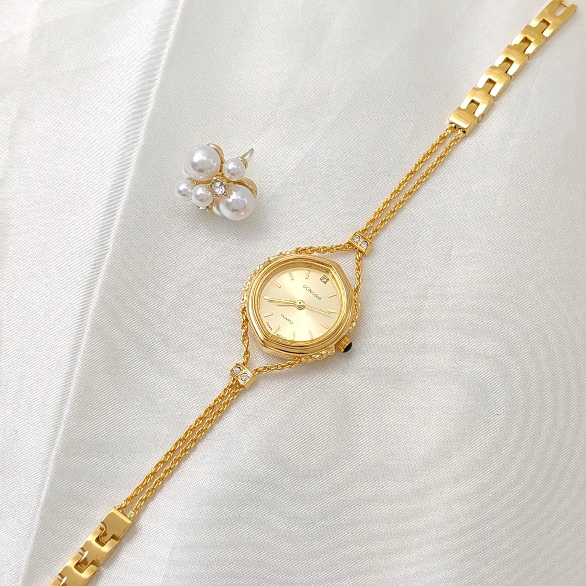 Women's gold or silver Mori style quartz watch with 25mm dial and chain strap
