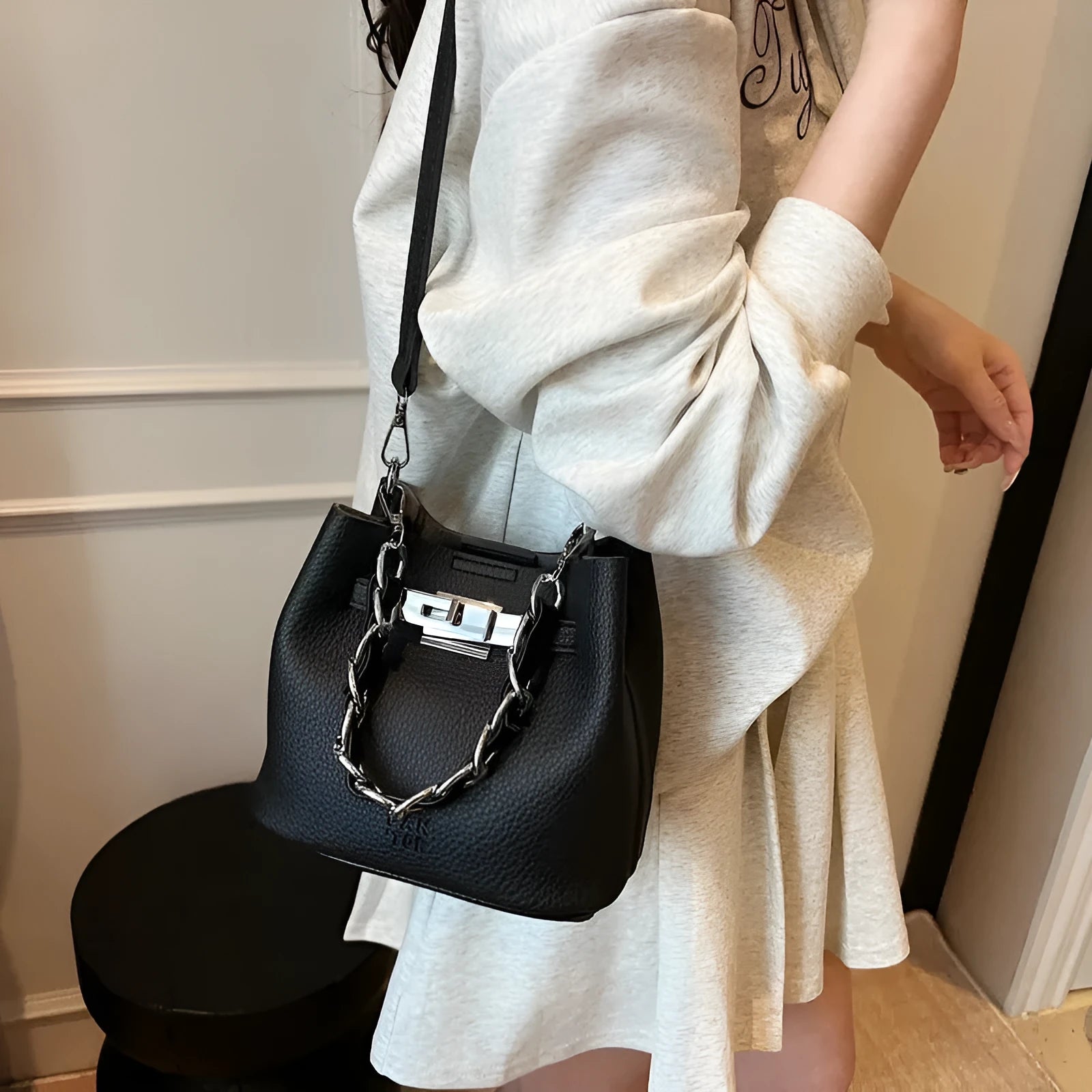 Soft PU leather women's shoulder bucket bag with chain strap and multiple internal pockets