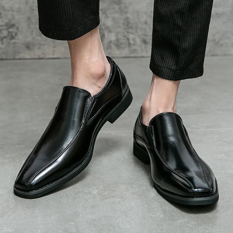 Men's black patent leather pointed toe casual shoes with low tube sock and flat heel