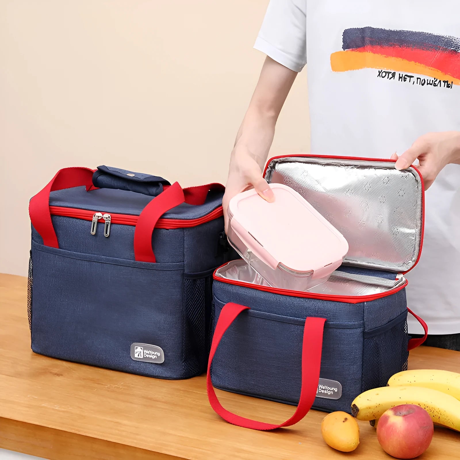 Insulated Oxford cloth picnic bag with crossbody strap in black colour.
