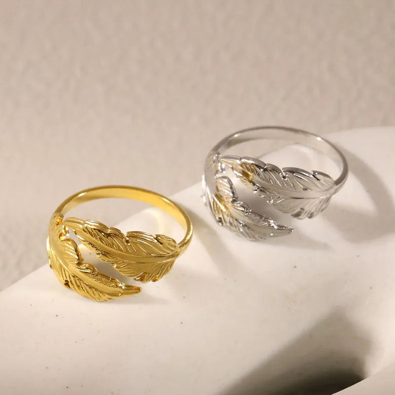 Adjustable opening feather ring in titanium steel with silver or gold electroplated finish
