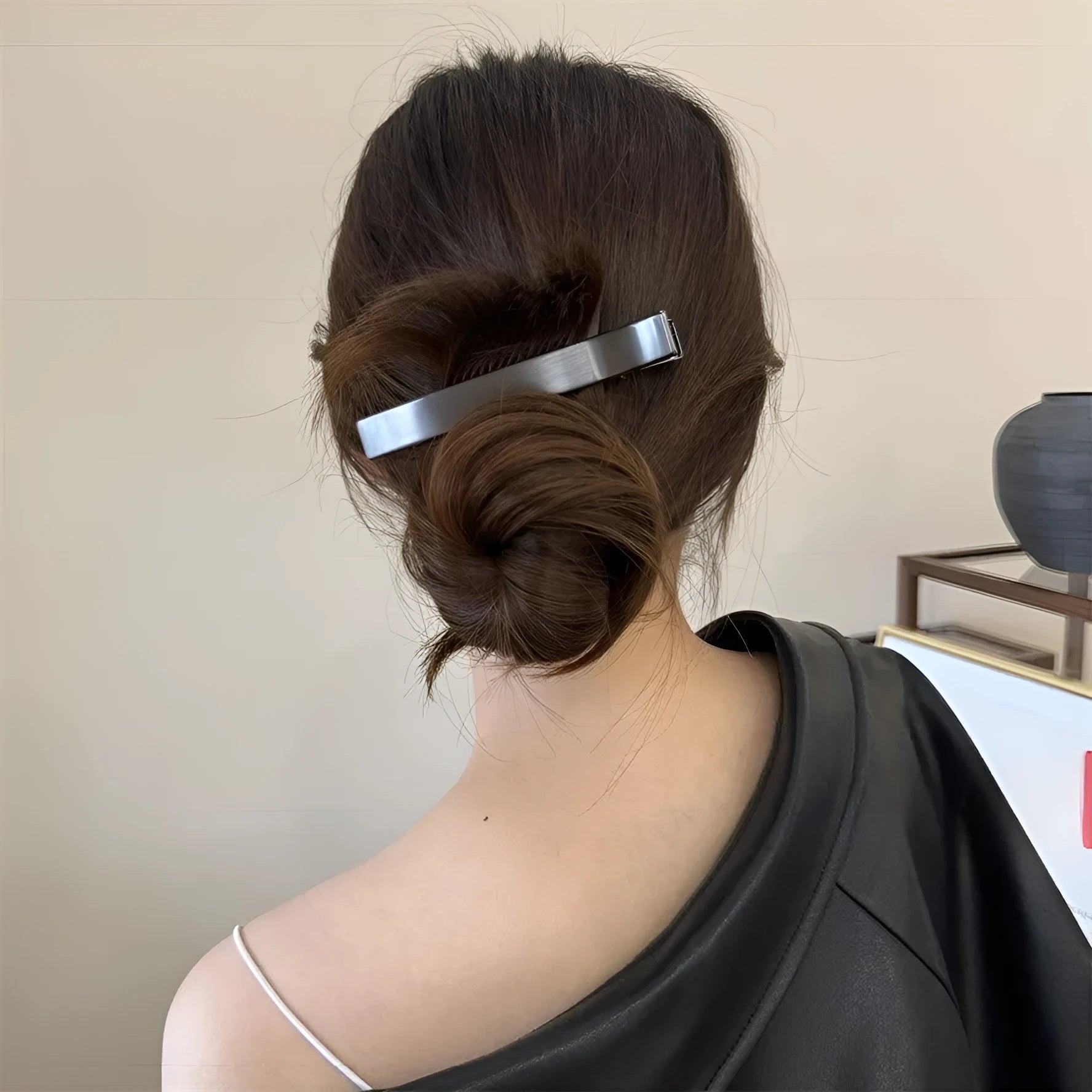Metal duckbill sub-large hair clip in silver with electroplated finish on solid background