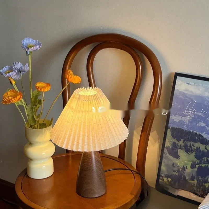 Nordic retro ceramic bedside table lamp with tapered floral design and remote control