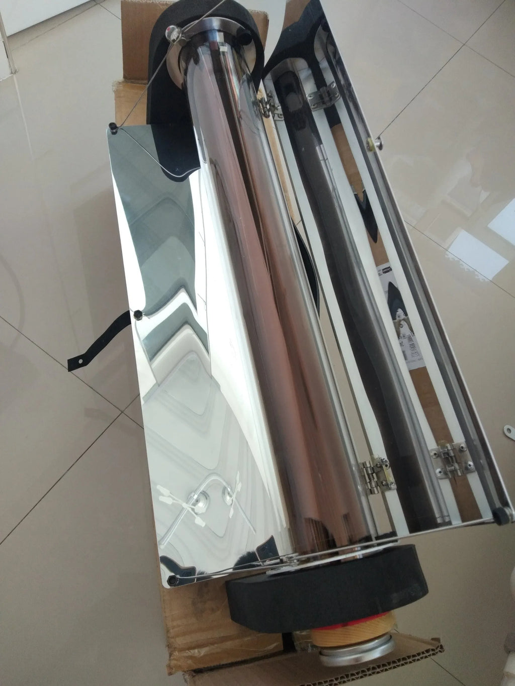 Portable smokeless vacuum tube grill in silver with 1.5L capacity, 620mm tube, and 49x35cm reflector.