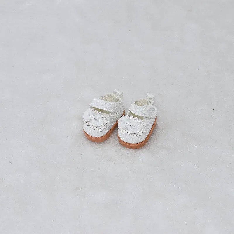 A pair of 17 cm high black doll shoes made from PU leather, shown as a keychain accessory.