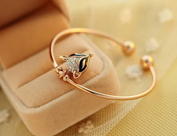 Vintage gold alloy bowknot bracelet with diamond processing 6.2cm diameter