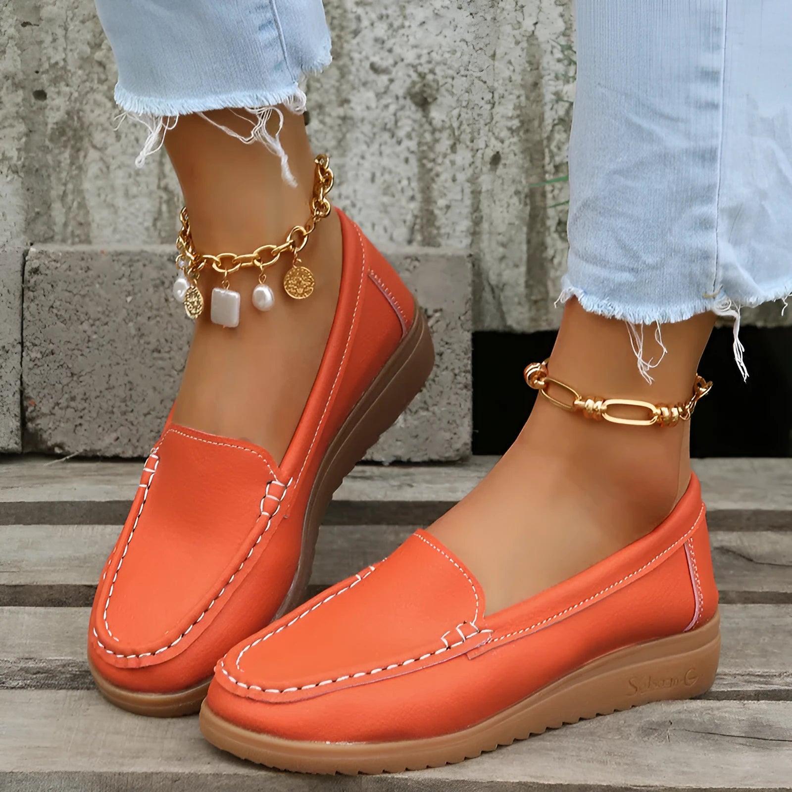 Women's flat slip-on shoes in PU leather, shown in multiple colours with a round toe and rubber sole.