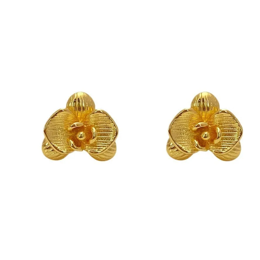 Retro flower earrings for women in gold or silver with petal detailing