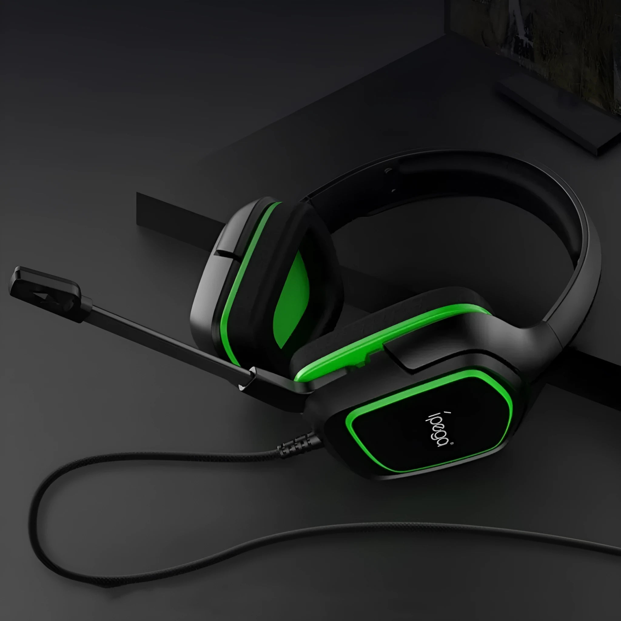 Computer gaming headset with microphone wired 3.5mm 40mm driver blue colour on desk