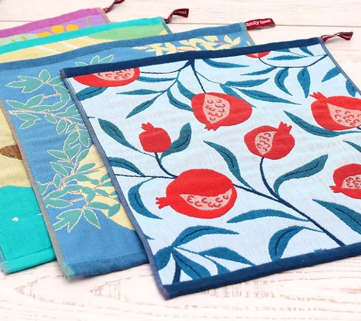 Pure cotton cartoon hand towel, 34cm x 40cm, A-class gauze square scarf with hanging design