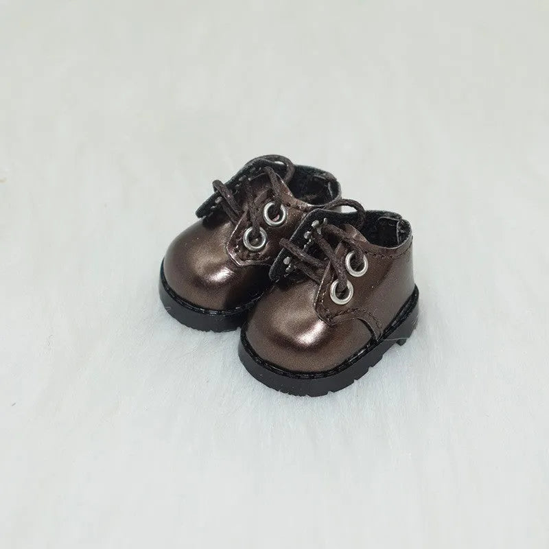 A pair of 17 cm high black doll shoes made from PU leather, shown as a keychain accessory.