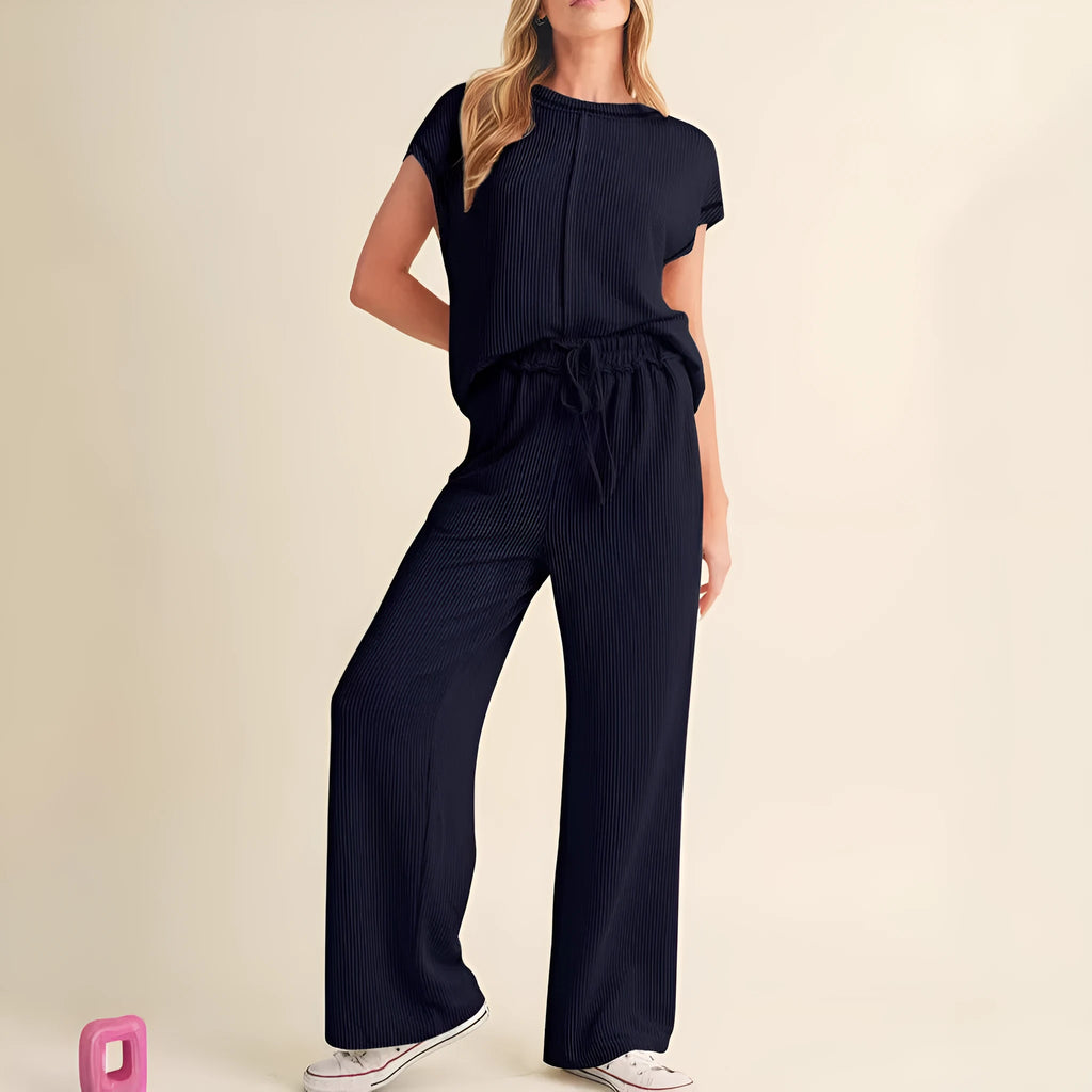Women's pants set with three-quarter sleeve top and loose trousers in solid colour polyester