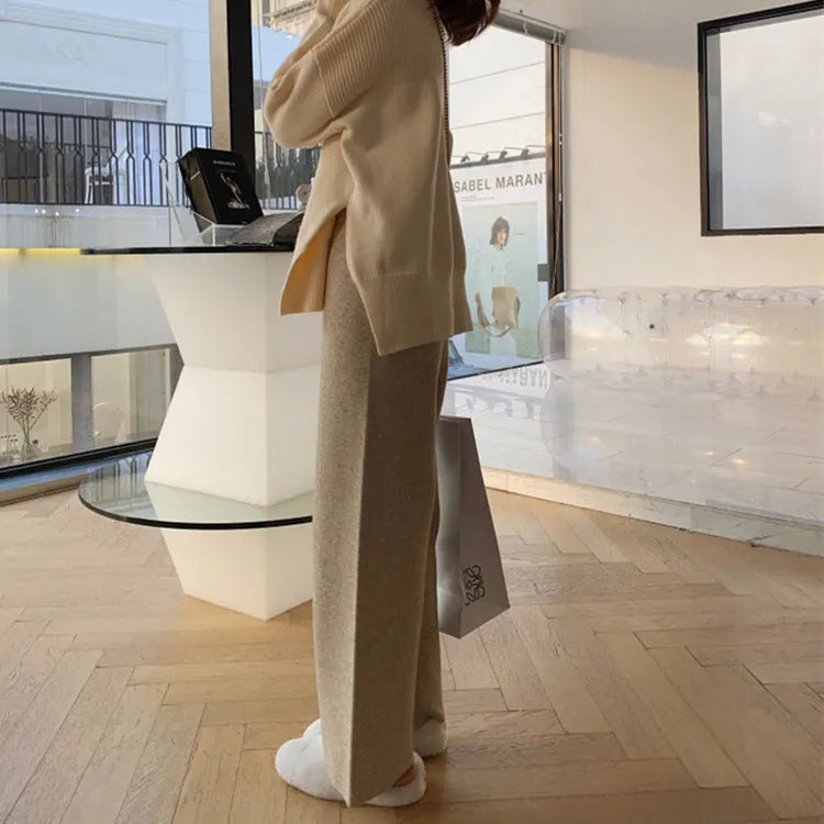 Women's high-waisted knitted wide-leg trousers in straight-leg design for winter wear